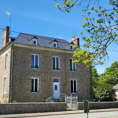 Gite De La Fontaine La Bazouge-des-Alleux Exteriör bild